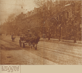 874198 Afbeelding van een hevige sneeuwbui op een winkelstraat in de Utrechtse binnenstad.